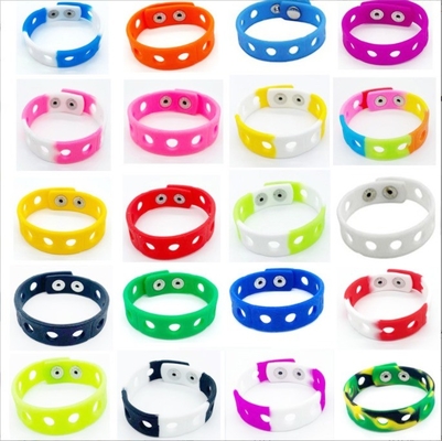 Gepersonaliseerde siliconen rubber polsband Armband met gaten Aanpasbaar en duurzaam