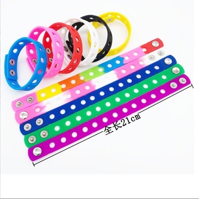 Gepersonaliseerde siliconen rubber polsband Armband met gaten Aanpasbaar en duurzaam
