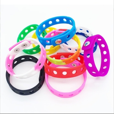 Gepersonaliseerde siliconen rubber polsband Armband met gaten Aanpasbaar en duurzaam