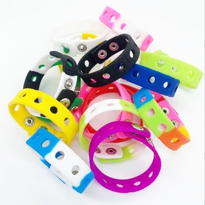Gepersonaliseerde siliconen rubber polsband Armband met gaten Aanpasbaar en duurzaam