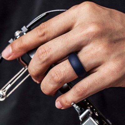 Custom Design Eco-vriendelijke siliconen rubberen vingerring Flexibele en duurzame trouwband