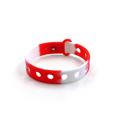 Gepersonaliseerde multi-kleurige siliconen polsband voor kinderen met gaten voor amuletten door vormgeving