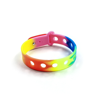 Gepersonaliseerde multi-kleurige siliconen polsband voor kinderen met gaten voor amuletten door vormgeving