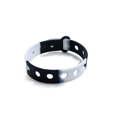 Gepersonaliseerde multi-kleurige siliconen polsband voor kinderen met gaten voor amuletten door vormgeving
