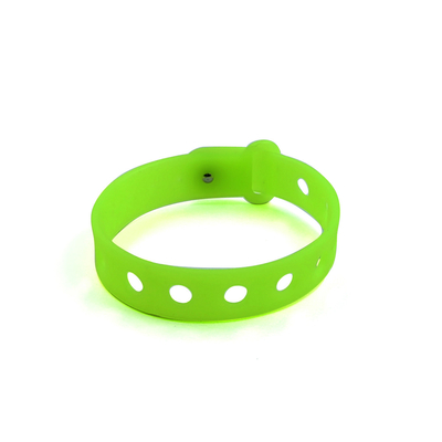 Gepersonaliseerde multi-kleurige siliconen polsband voor kinderen met gaten voor amuletten door vormgeving