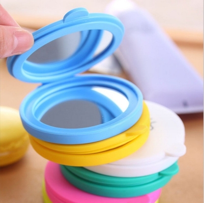 Moderne ronde siliconen glas cosmetische dubbelzijdige vouw draagbare make-up zakspiegel