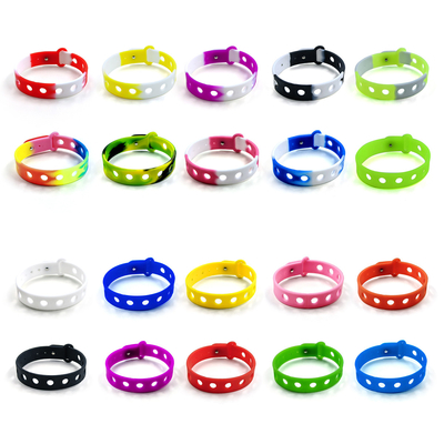 Op maat gemaakte vormverwerkingsservice Silicone armbanden voor kinderfeestcadeautjes